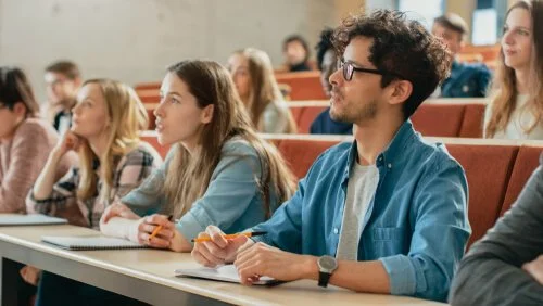 Có nên đi học tiếng Anh ở trung tâm hay luyện qua mạng?
