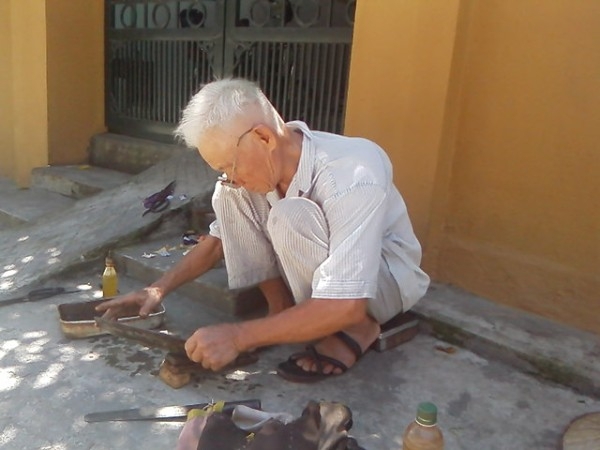 thợ mài Tiếng Anh là gì