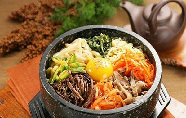 What ingredients are used in Korean mixed rice?
