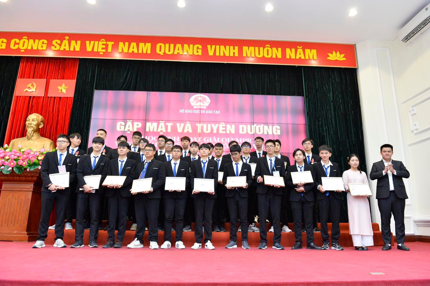 CEO Lê Đình Lực trao phần thưởng cho các gương mặt trẻ tài năng đạt giải Olympic và Khoa học kỹ thuật quốc tế năm 2023