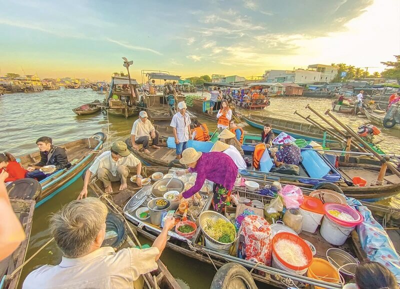 Chợ nổi tiếng Anh là gì? Từ điển và cách sử dụng trong giao tiếp