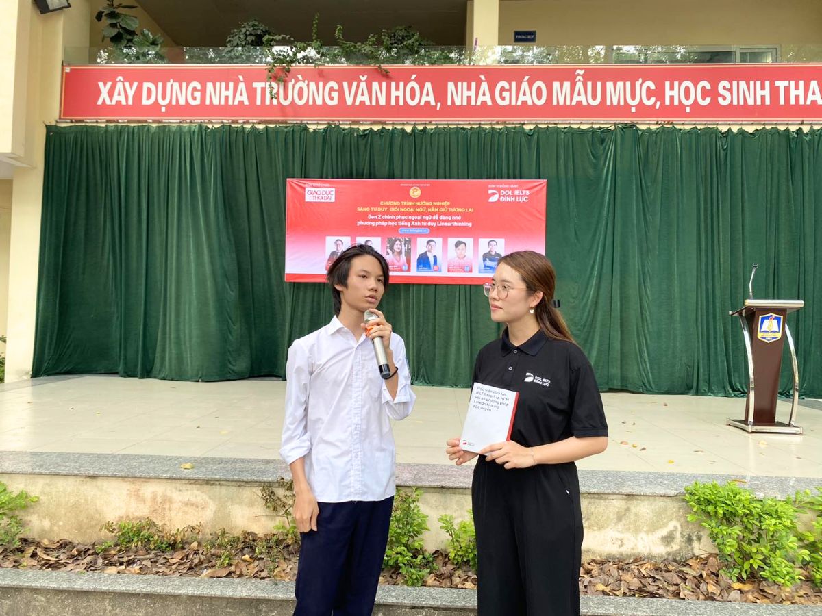 Cô Ngọc Anh giao lưu cùng học sinh trường THPT Nguyễn Gia Thiều về khó khăn khi học tiếng Anh