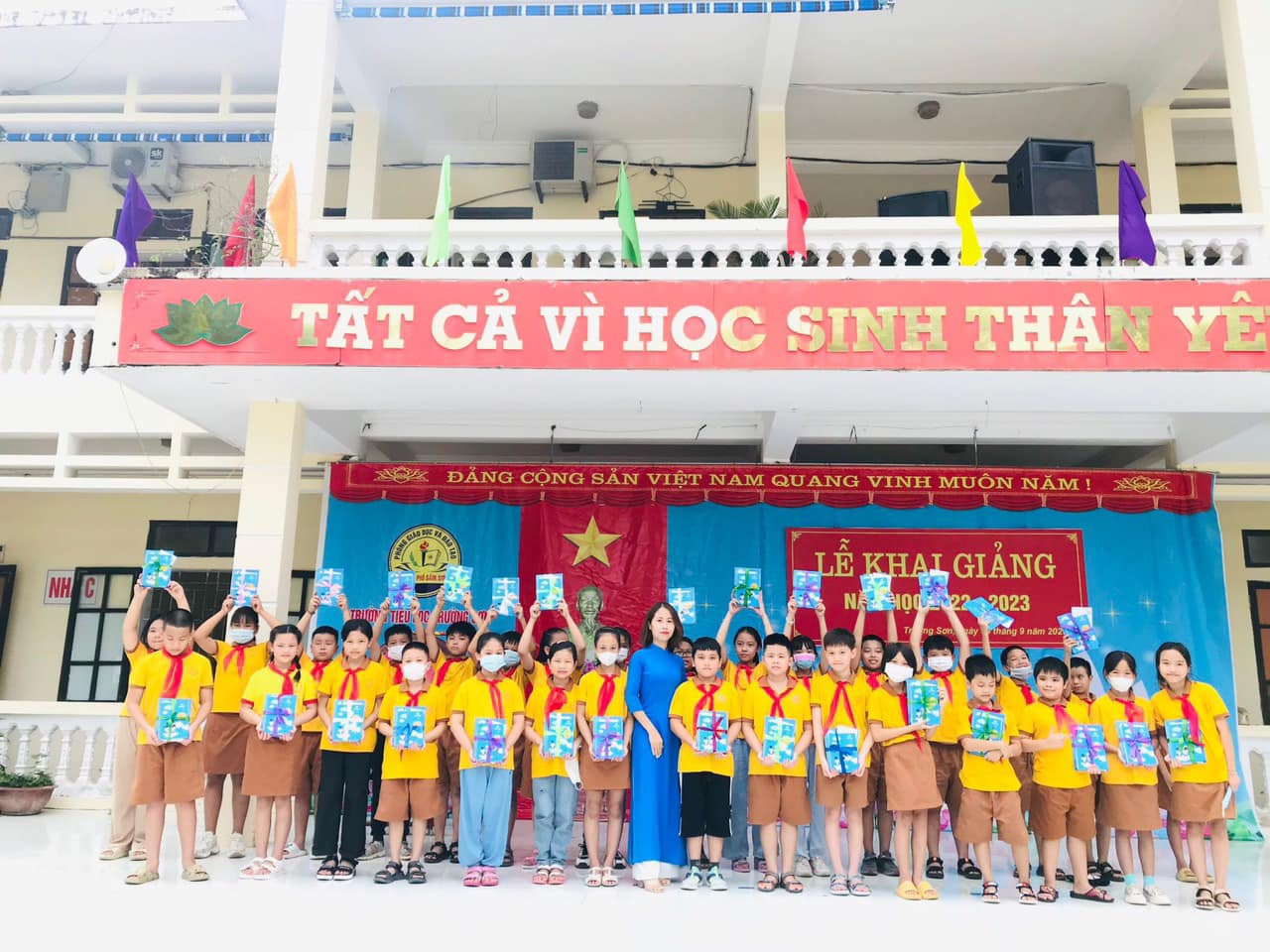 NIÊN KHÓA TIẾNG ANH LÀ CLASS OF DÙNG ĐỂ CHỈ KHÓA HỌC THEO NĂM