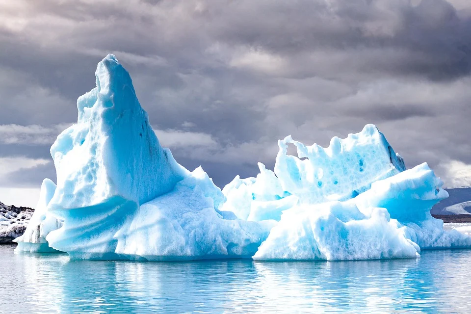 Làm sao để xác định được phần còn lại của tảng băng liên quan đến the tip of the iceberg?