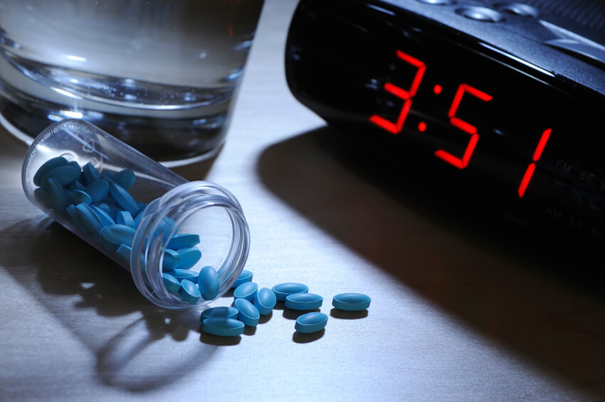 How do sleeping pills work to help people sleep in English?

