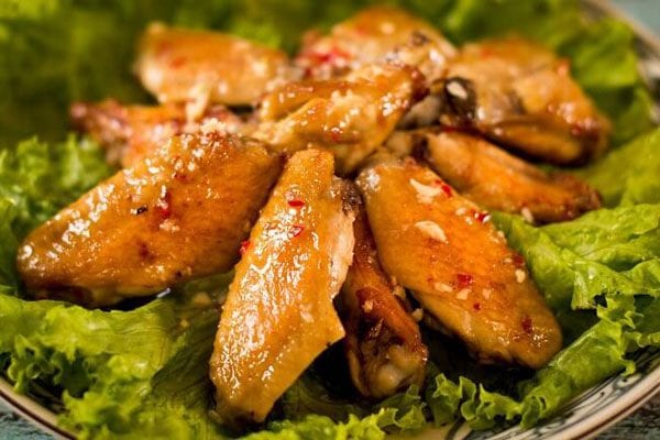 What are the ingredients needed to make fish sauce chicken wings?
