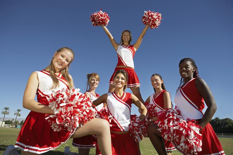 Đội cổ vũ tiếng Anh là gì? Tìm hiểu về cheerleading và vai trò trong thể thao