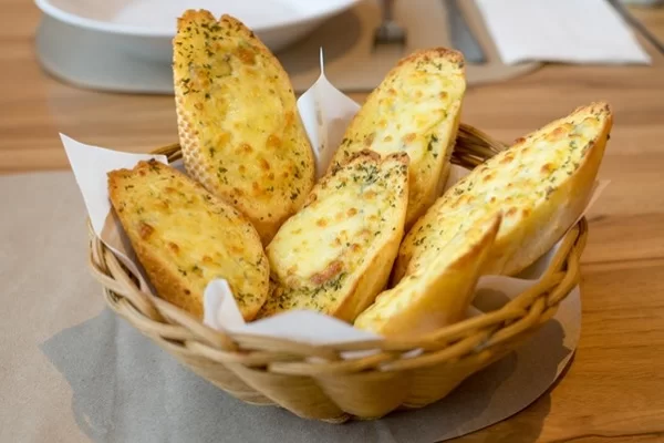 Làm thế nào để phát âm đúng từ garlic butter bread?
